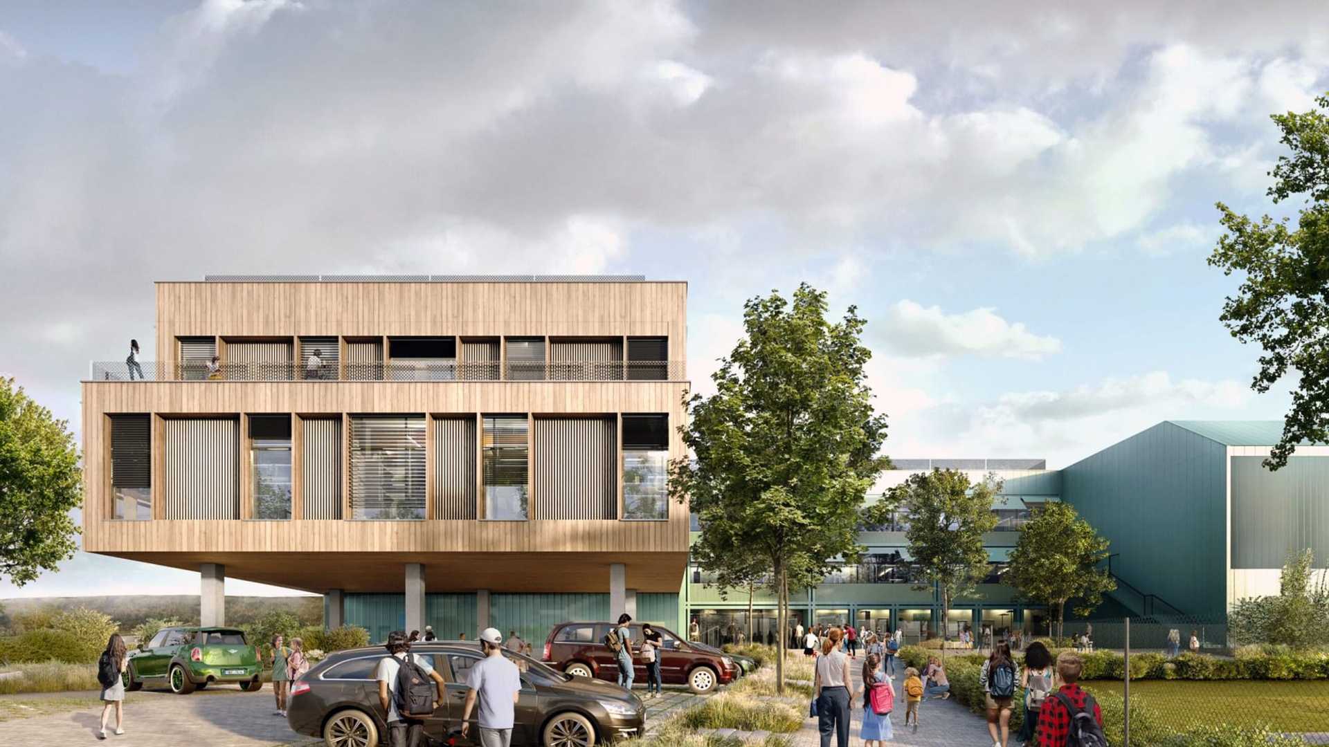 Vizualizace školy na Jahodnici: dřevem obložený horní blok na betonových sloupech nad otevřeným parterem, navazující na nižší zelené křídlo, před ním zaparkovaná auta, výsadba a děti mířící ke vchodu.
