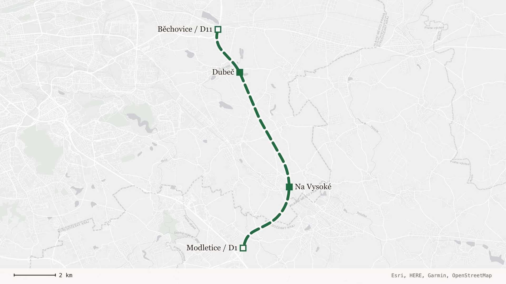 Mapa východního okraje Prahy s nedostavěným úsekem Pražského okruhu vyneseným zelenou přerušovanou čarou, která vede 12,5 kilometru na jih od Běchovic k Modleticím; prázdné čtverce označují napojení na D11 a D1 na obou koncích, plné čtverce dva tunely u Dubče a Na Vysoké.