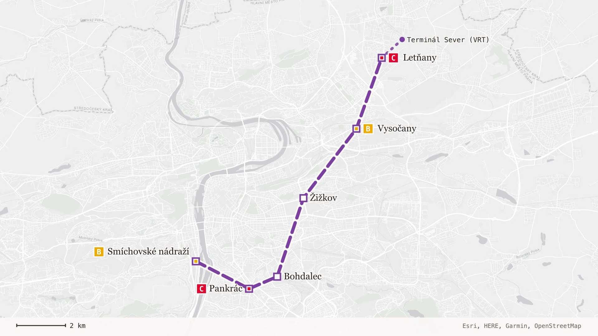 Mapa Prahy s navrhovaným koridorem okružního metra vyneseným fialovou přerušovanou čarou od Smíchovského nádraží přes Pankrác, Bohdalec, Žižkov a Vysočany do Letňan, každá stanice je vyznačena čtvercem a přestupy písmenem linky, dál na sever pokračuje tečkovaná šipka k Terminálu Sever.